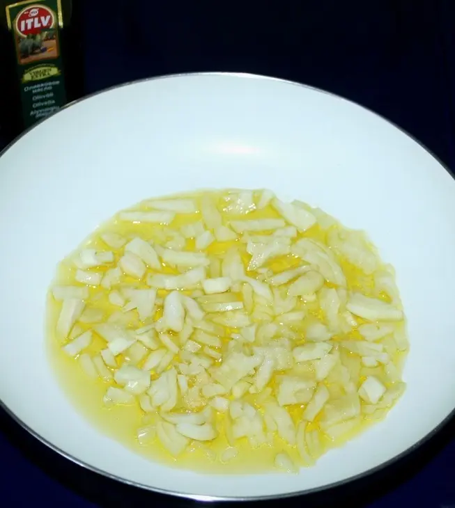 "гнездышки" из спагетти с курицей,помидорами и оливками: шаг 6