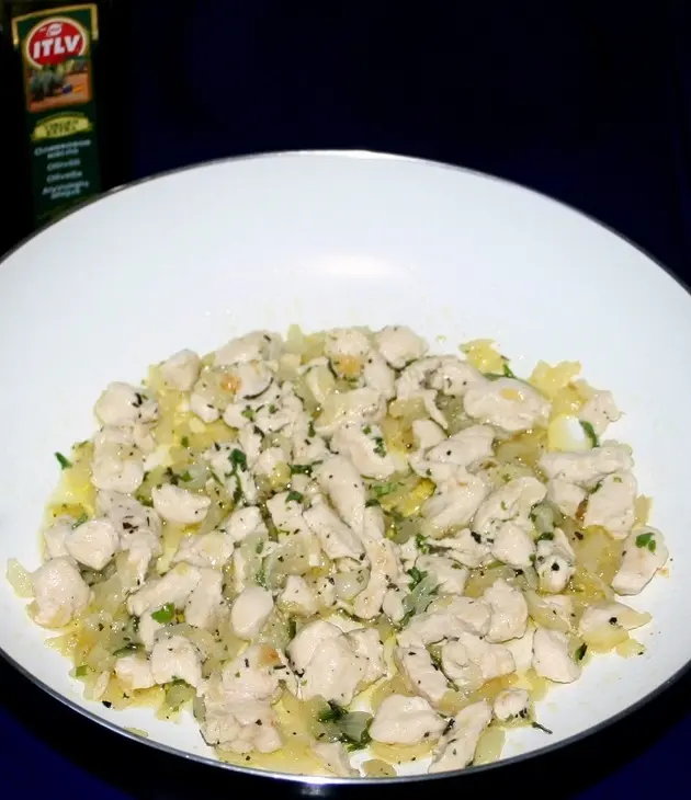 "гнездышки" из спагетти с курицей,помидорами и оливками: шаг 7