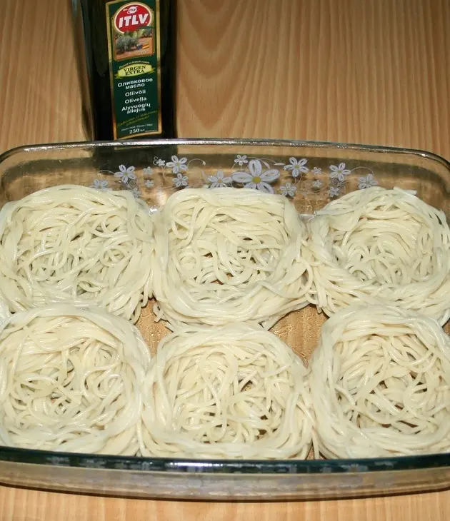 "гнездышки" из спагетти с курицей,помидорами и оливками: шаг 8
