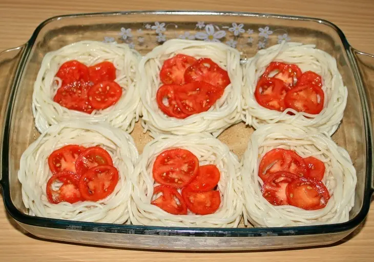 "гнездышки" из спагетти с курицей,помидорами и оливками: шаг 9