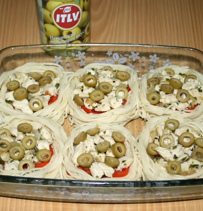 "гнездышки" из спагетти с курицей,помидорами и оливками: шаг 10