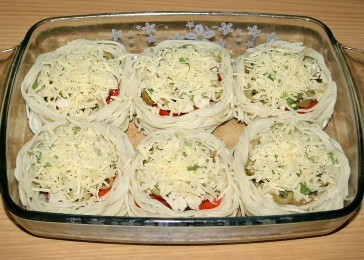 "гнездышки" из спагетти с курицей,помидорами и оливками: шаг 11