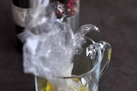 Салат с авокадо, анчоусами и яйцом пашот: шаг 1