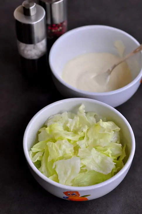 Салат с авокадо, анчоусами и яйцом пашот: шаг 2