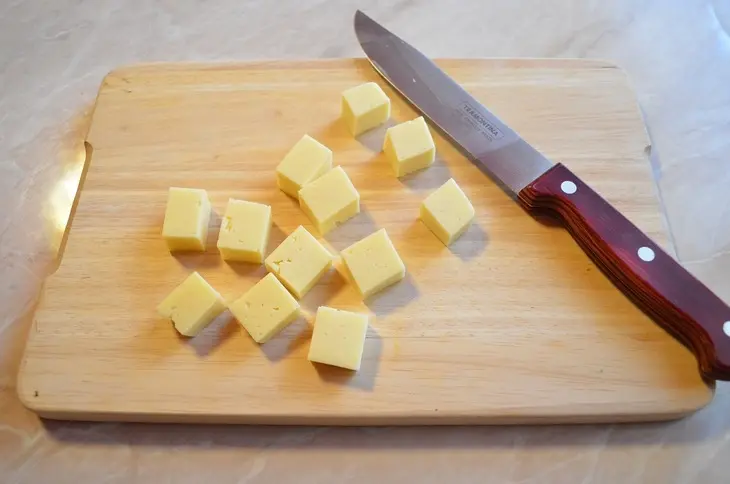 Фрикадельки с гаудой в панировке из кус-куса.: шаг 2
