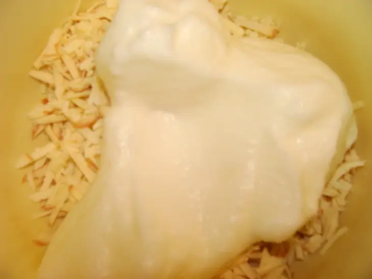 Котлетки из сыра с пикантной начинкой и соус из шампанского: шаг 2