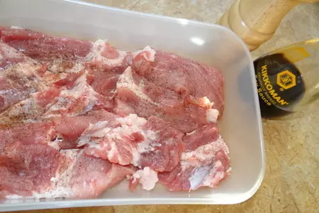 Мясная закуска на шпажках с кунжутом: шаг 1