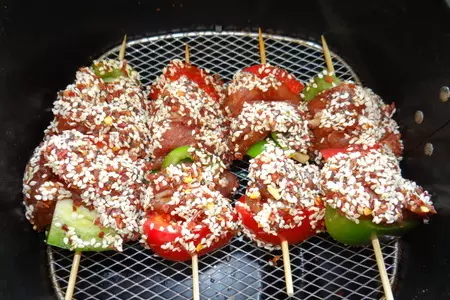 Мясная закуска на шпажках с кунжутом: шаг 5