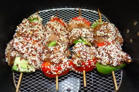 Мясная закуска на шпажках с кунжутом: шаг 7