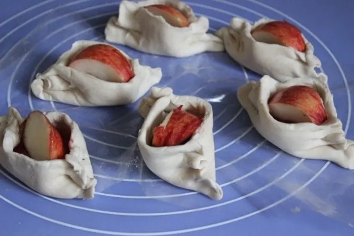 Слойки с яблоками и брусникой в мультипечи: шаг 3