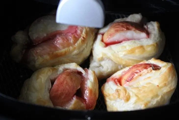 Слойки с яблоками и брусникой в мультипечи: шаг 5