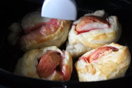 Слойки с яблоками и брусникой в мультипечи: шаг 5