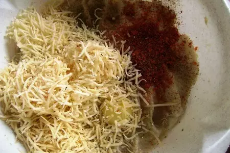 Рыбные котлеты-пикантные -с сыром и копченой паприкой.: шаг 1