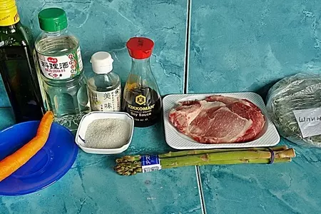 Рулетики из свинины под соевым соусом.: шаг 1