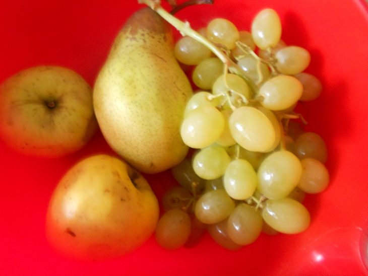 Ржаная галета с яблоками, грушами и виноградом: шаг 4