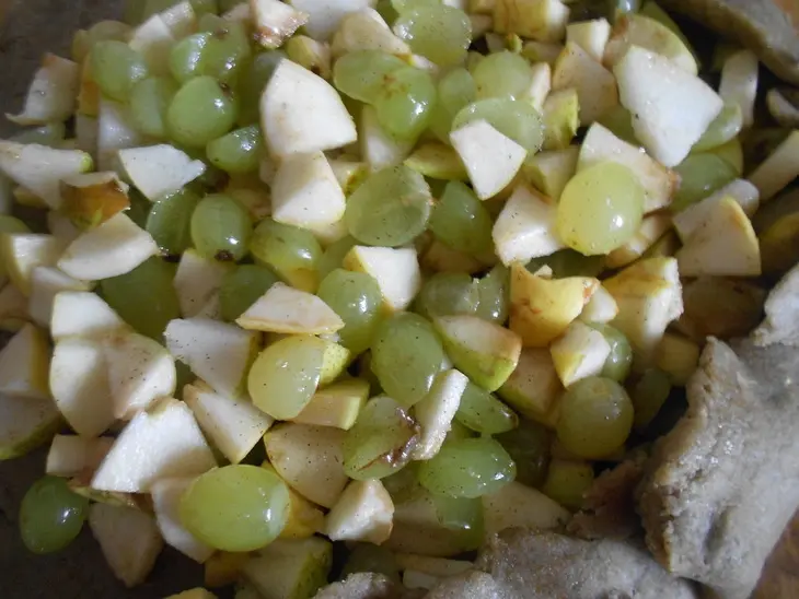 Ржаная галета с яблоками, грушами и виноградом: шаг 7