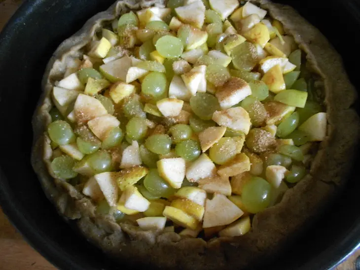 Ржаная галета с яблоками, грушами и виноградом: шаг 8