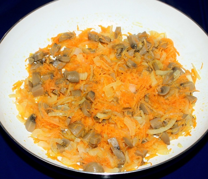 Жареные караси с гарниром из риса янтарь, овощей и грибов "золотая рыбка" за 30 минут: шаг 6
