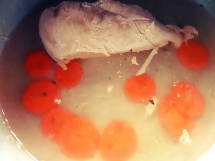 Куриный бульон с заварными клёцками: шаг 1