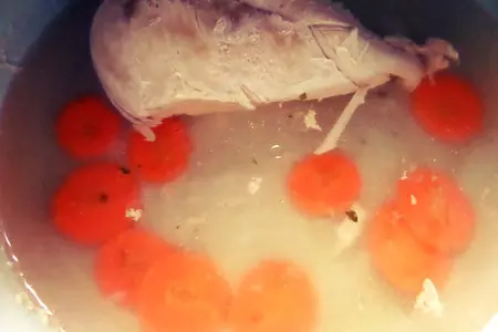 Куриный бульон с заварными клёцками: шаг 1