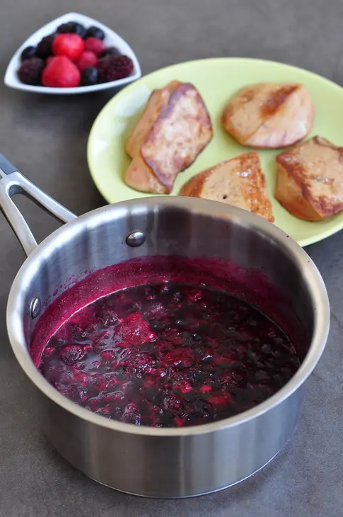 Цыпленок coquelet фаршированный чоризо, фасолью и каперсами, и фуа гра с ягодным соусом: шаг 11