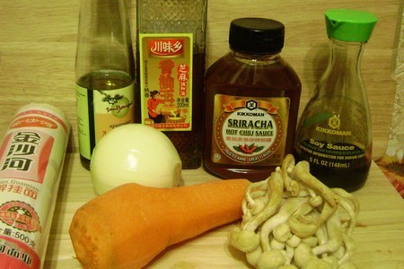 Лапша по-китайски с грибами , морковью и свининой.: шаг 1