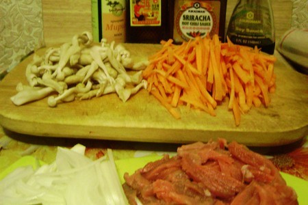 Лапша по-китайски с грибами , морковью и свининой.: шаг 2