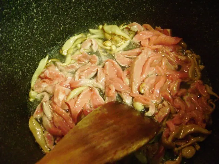 Лапша по-китайски с грибами , морковью и свининой.: шаг 3