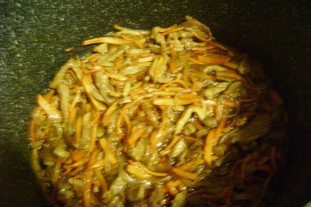 Лапша по-китайски с грибами , морковью и свининой.: шаг 4