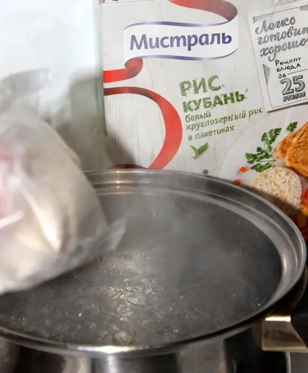 Мясные фрикадельки с овощами и грибами с разноцветным рисом за 25 минут: шаг 1