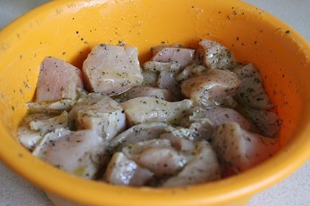 Шашлычки из курицы с соусом и салатом в средиземноморском стиле: шаг 3