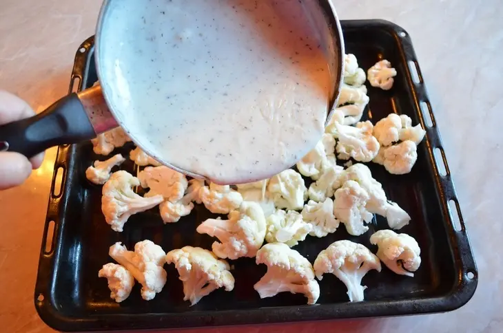 Нежная курица с цветной капустой под соусом «бешамель» и гаудой.: шаг 5