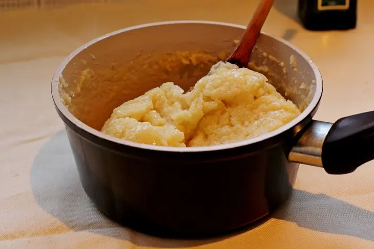 Тимбаль из картофельного пюре с креветками и миндальным соусом.: шаг 12