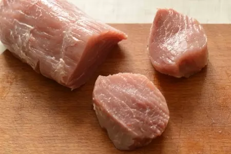 Телятина с утиной печенью и черничным соусом.: шаг 1