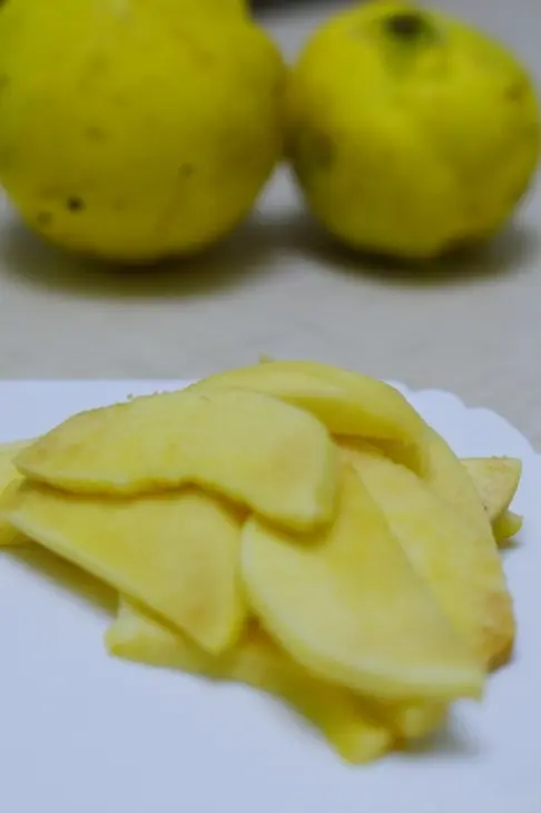 Куриное филе с гарниром из айвы.: шаг 1