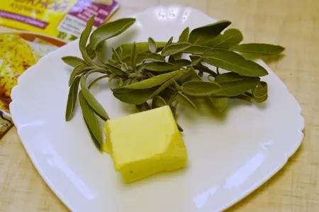 Куриное филе с картофелем на пару и шалфейным маслом.: шаг 3