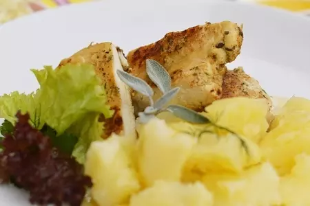 Куриное филе с картофелем на пару и шалфейным маслом.: шаг 6