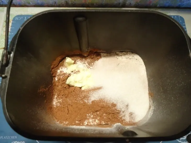 Шоколадные булочки с сырной начинкой и арахисом: шаг 1