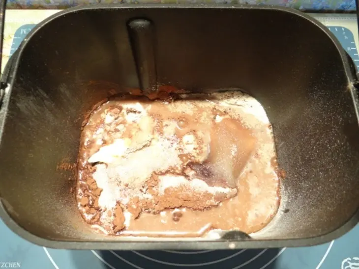 Шоколадные булочки с сырной начинкой и арахисом: шаг 2