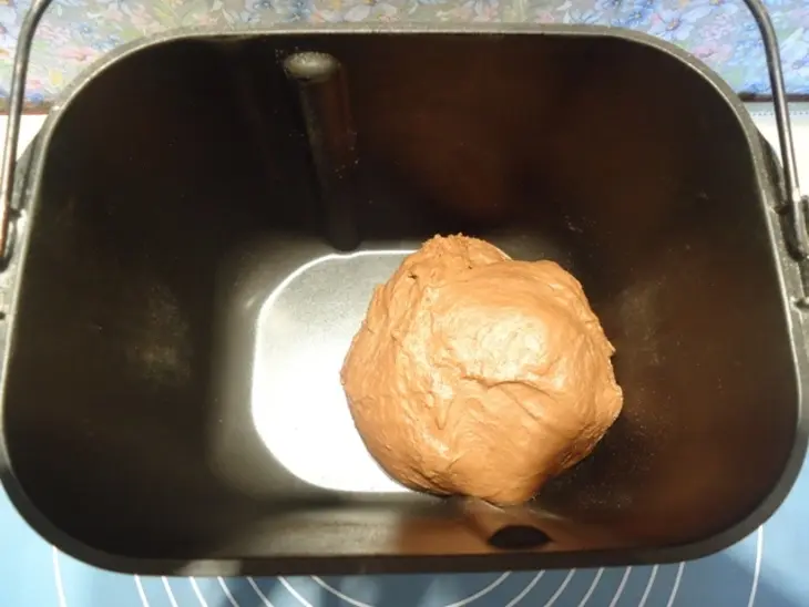 Шоколадные булочки с сырной начинкой и арахисом: шаг 3