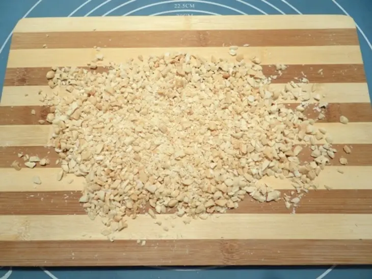 Шоколадные булочки с сырной начинкой и арахисом: шаг 5