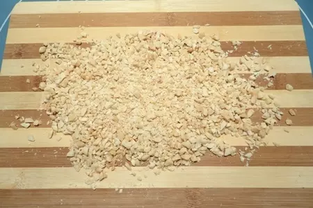Шоколадные булочки с сырной начинкой и арахисом: шаг 5