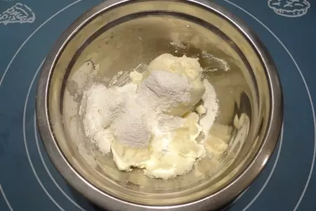 Шоколадные булочки с сырной начинкой и арахисом: шаг 6