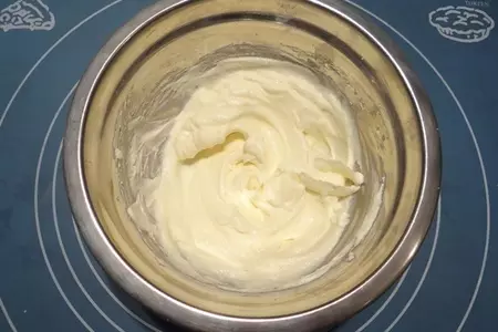 Шоколадные булочки с сырной начинкой и арахисом: шаг 7