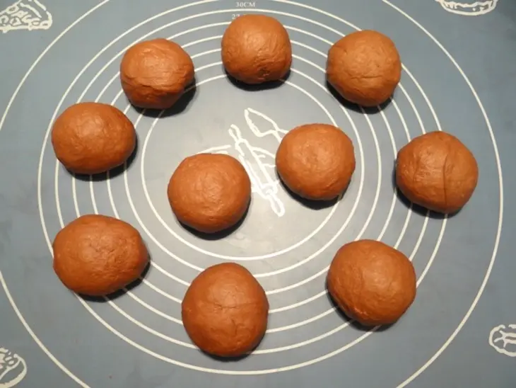 Шоколадные булочки с сырной начинкой и арахисом: шаг 8