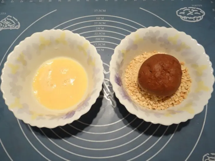 Шоколадные булочки с сырной начинкой и арахисом: шаг 11