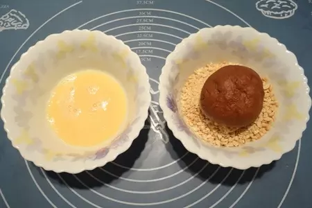 Шоколадные булочки с сырной начинкой и арахисом: шаг 11