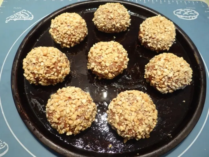 Шоколадные булочки с сырной начинкой и арахисом: шаг 12