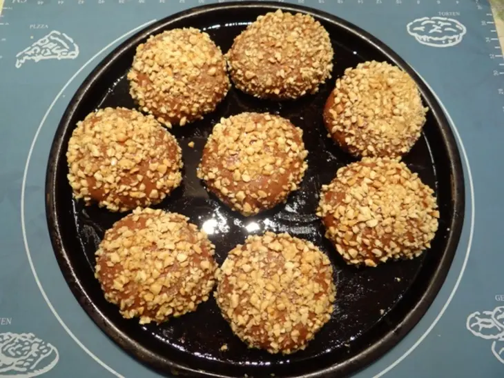 Шоколадные булочки с сырной начинкой и арахисом: шаг 13