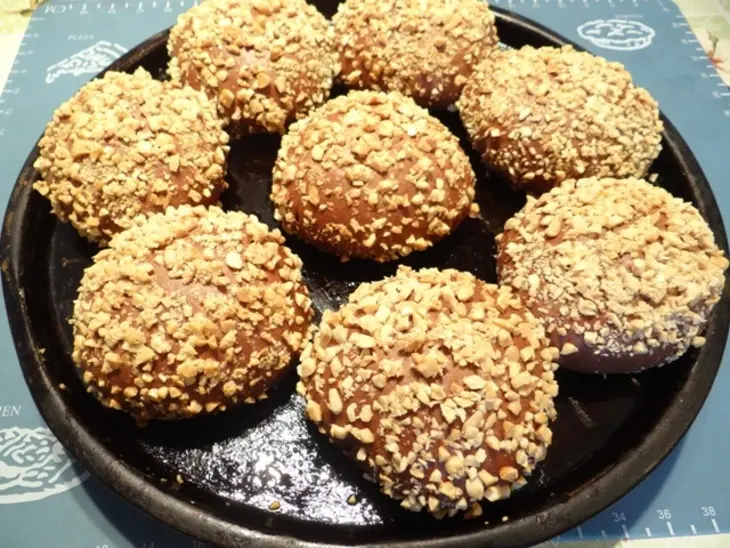 Шоколадные булочки с сырной начинкой и арахисом: шаг 14